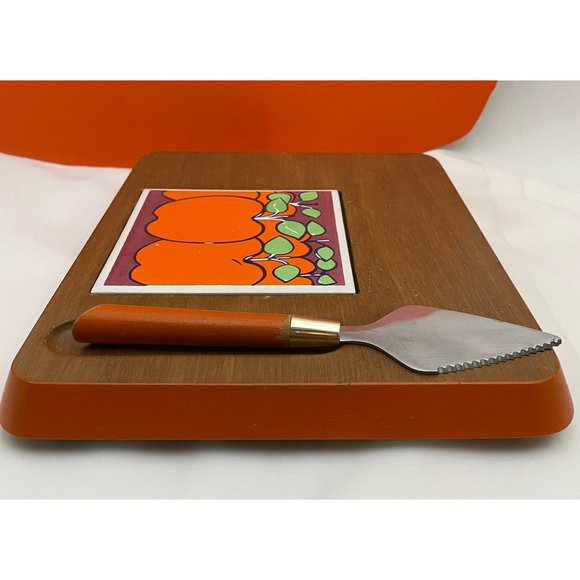 Vintage hand carved wood cheese board with knife, ceramic insert, apples insert - Picture 4 of 9